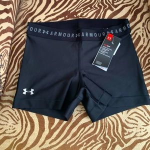 NWT Womens UnderArmour Spandex shorts